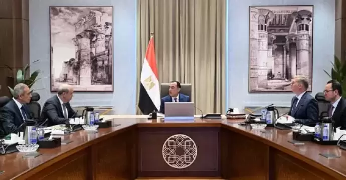 رئيس الوزراء يتابع عددًا من ملفات العمل المشتركة بين وزارتي الطيران المدني والبترول