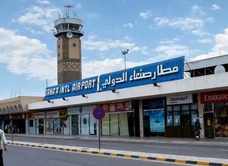 وزارة الدفاع اليمنية تدعو إلى إخلاء مطار صنعاء وتحذر من الاقتراب