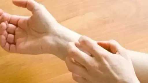 علامات للكبد الدهني تظهر على اليدين.. اعرفها
