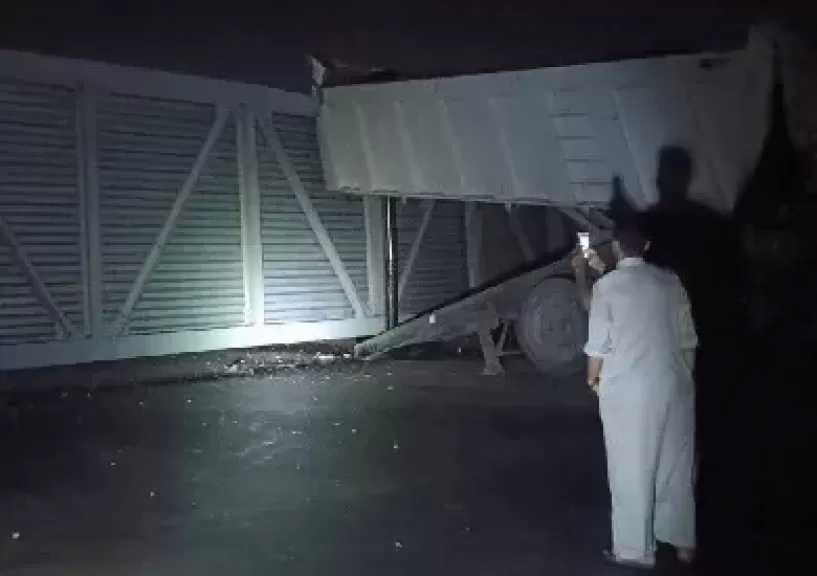 سقوط كوبري مشاة بطريق بنها - المنصورة في كفر شكر