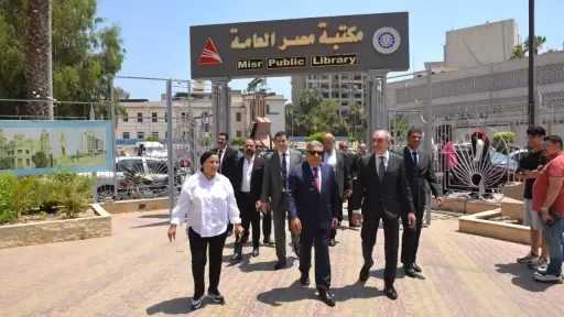محافظ الدقهلية ورئيس هيئة الاستعلامات يتفقدان مكتبة مصر العامة بالمنصورة