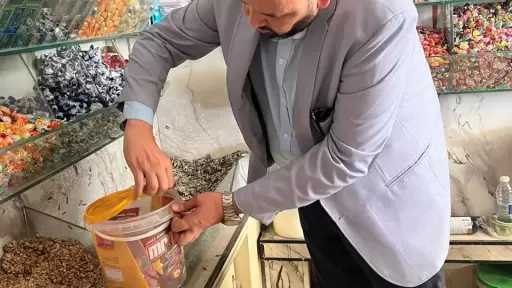 ضبط 80 كيلو من حلوى الأطفال منتهية الصلاحية خلال حملة رقابية في الأقصر.. صور