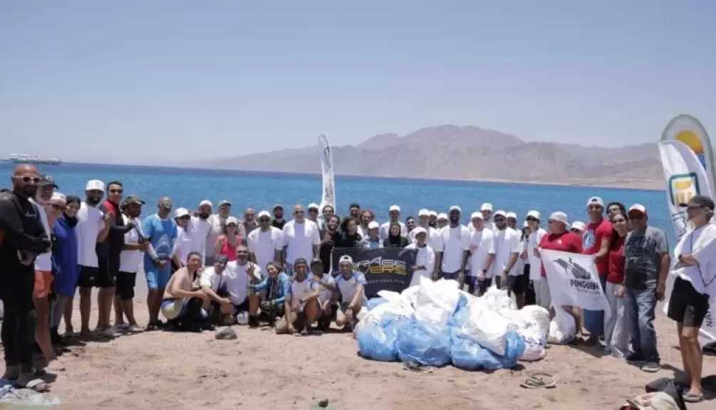 البنك الأهلي المصري ينظم فعالية بيئية لتنظيف منطقة اللاجونا بمدينة دهب بمشاركة متطوعين من العاملين