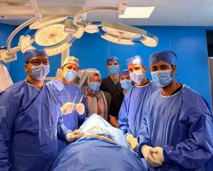 نجاح فريق طبي بمستشفيات جامعة بنها في إنقاذ حياة مريض بجرح نافذ في الرقبة| صور