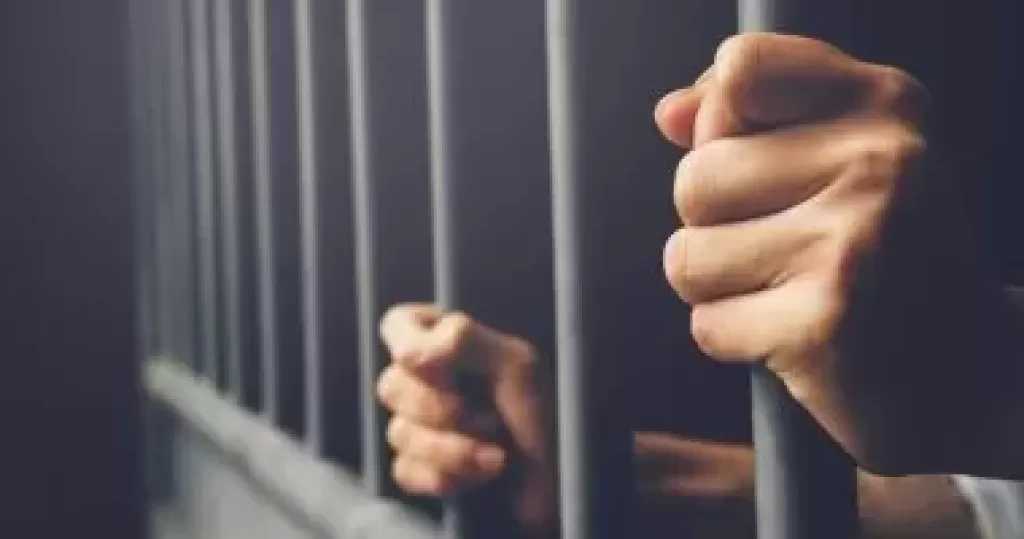 شاب يوهم والدته بإنهاء حياته لإجبارها على سداد ديونه في أبو النمرس