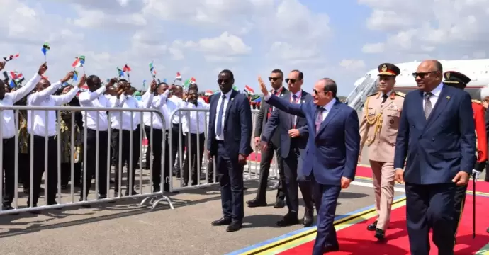 المتحدث الرئاسي ينشر صور وصول الرئيس السيسي إلى مطار جوليوس نيريري الدولي بمدينة دار السلام