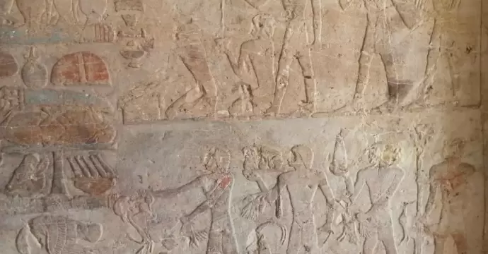 البعثة الأثرية المصرية تكشف عن 3 مقابر صخرية من عصر الدولة الحديثة بسقارة
