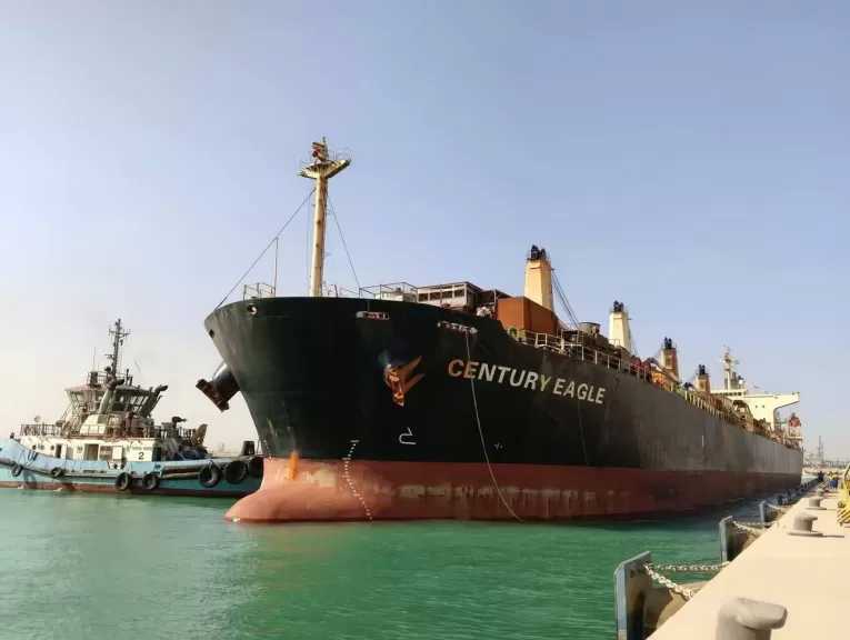 ميناء السخنة يستقبل السفينة CENTURY EAGLE المحملة بمستلزمات مصانع وخامات PTA في أول عملية تداول تجاري بمحطة شركة ترانس كارجو (TCI)
