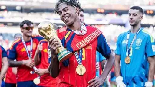 لامين يامال يحقق إنجازا تاريخيا بعد التتويج بكأس العالم