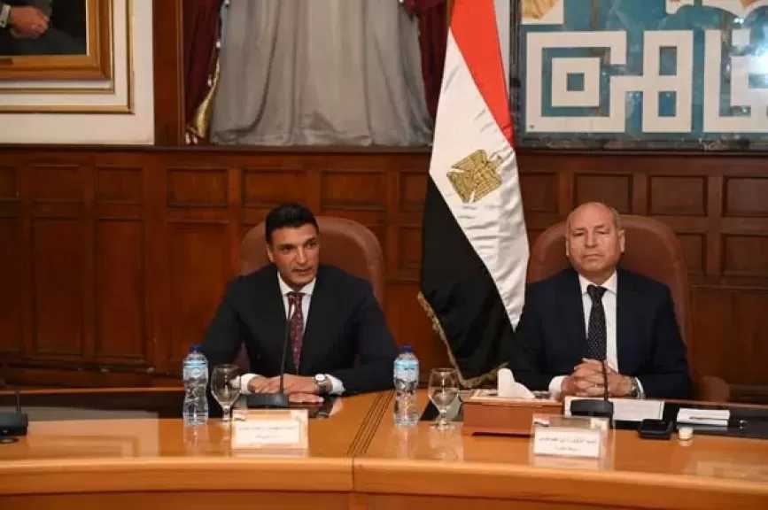 وزير الصناعة ومحافظ القاهرة يسلمان 40 عقد تقنين أوضاع لمصانع وورش بمنطقة شق الثعبان الصناعية