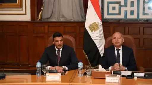 وزير الصناعة ومحافظ القاهرة يسلمان 40 عقد تقنين أوضاع لمصانع وورش بمنطقة شق الثعبان الصناعية