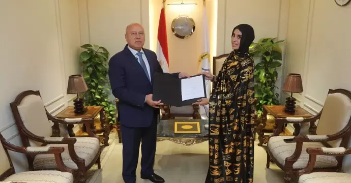 وزير النقل يكرم سيدة من أسوان لتصديها لرشق قطار بالحجارة ويمنحها عقد عمل