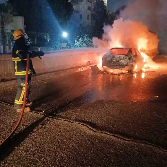 السيطرة على حريق سيارة في منطقة قصر النيل دون إصابات