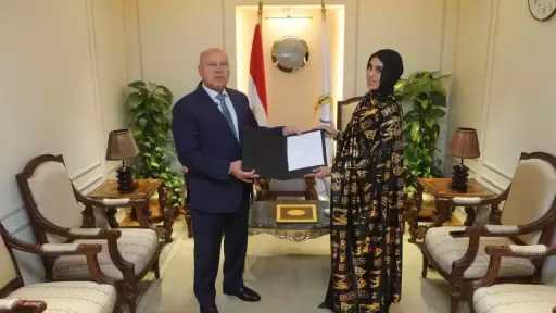 وزير النقل يكرم المواطنة ليلى الأنصاري المقيمة بأسوان تقديرًا لموقفها الوطني المشرف