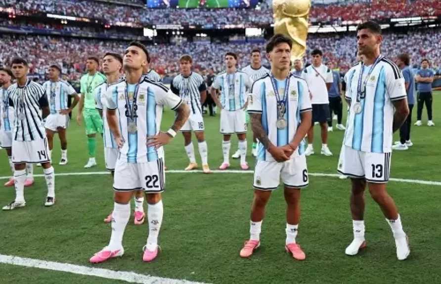 «سقوط العظماء لا يحدد مسيرتنا».. رسالة ليساندرو مارتينيز بعد خسارة مونديال 2026