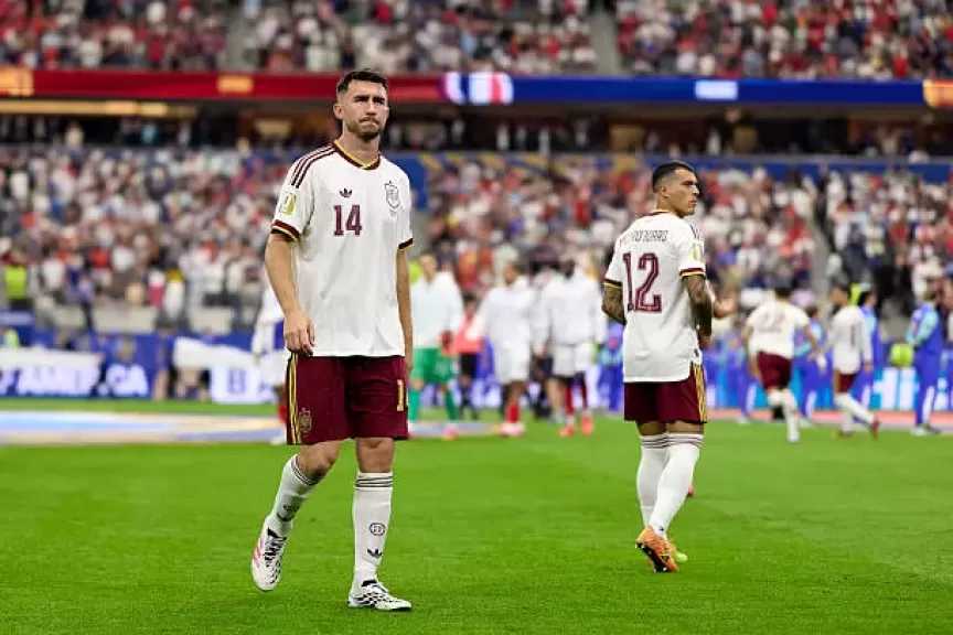 برشلونة يستهدف تدعيم دفاعه بضم بطل العالم