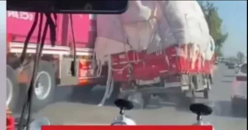 سائق ”تريلا” يكشف كواليس إنقاذ سيارة من كارثة على الطريق: لم أبحث عن التريند