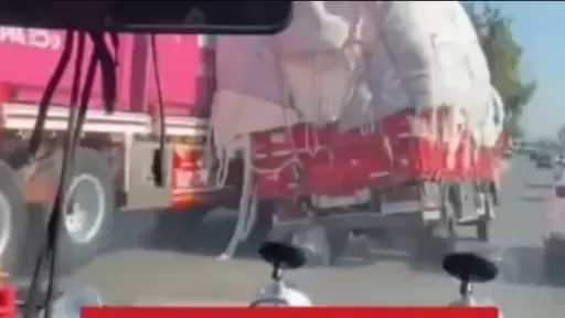 سائق ”تريلا” يكشف كواليس إنقاذ سيارة من كارثة على الطريق: لم أبحث عن التريند