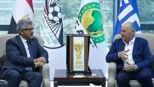 هاني أبو ريدة يستقبل السفير الباكستاني بمقر اتحاد الكرة