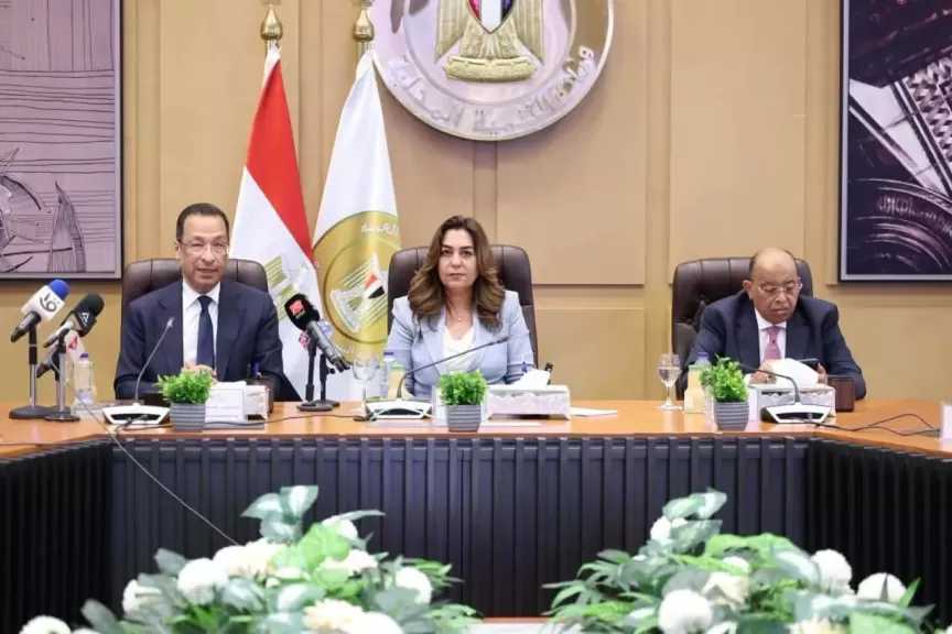 وزيرا التنمية المحلية والبيئة والاتصالات وتكنولوجيا المعلومات يطلقان خدمة ”تراخيص المحال العامة” عبر منصة مصر الرقمية