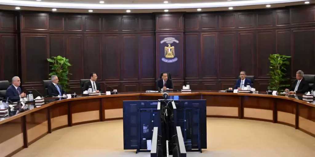 مدبولي: الاستفادة من التجارب الدولية في وضع إجراءات تنظيمية تسهم في حماية السلم والأمن المجتمعي والأخلاقيات العامة