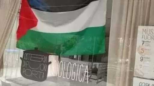 مطعم إيطالى يرفض إنزال العلم الفلسطينى تنفيذاً لطلب زبائن إسرائيليين