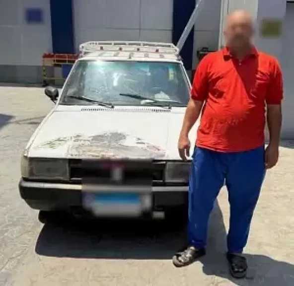 ضبط سائق سمح بالجلوس أعلى سيارته أثناء السير بالمقطم معرضًا حياة المواطنين للخطر