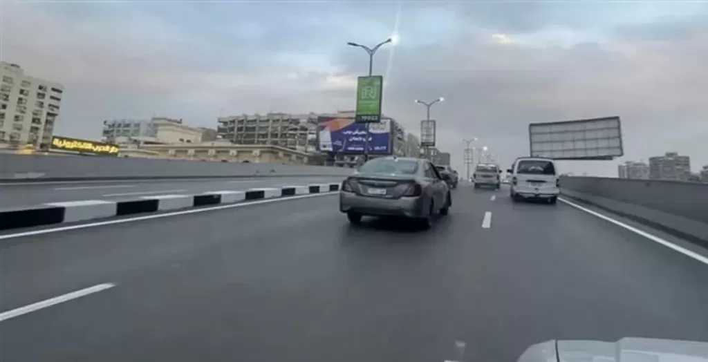 سيولة مرورية بمحاور القاهرة والجيزة بفضل الانتشار الأمني المكثف
