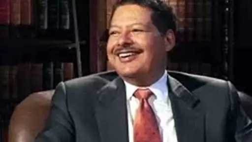في ذكرى رحيل صاحب ”الفيمتوثانية”.. أحمد زويل.. عالمٌ مصري غيّر وجه الكيمياء الحديثة
