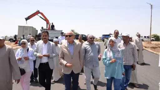 محافظ الأقصر يتابع أعمال رصف الطرق وتطوير البنية التحتية بالطود والمدينة.. صور