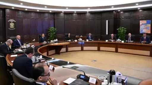 رئيس الوزراء يناقش الضوابط والمحددات المقترحة لموسم الحج المقبل
