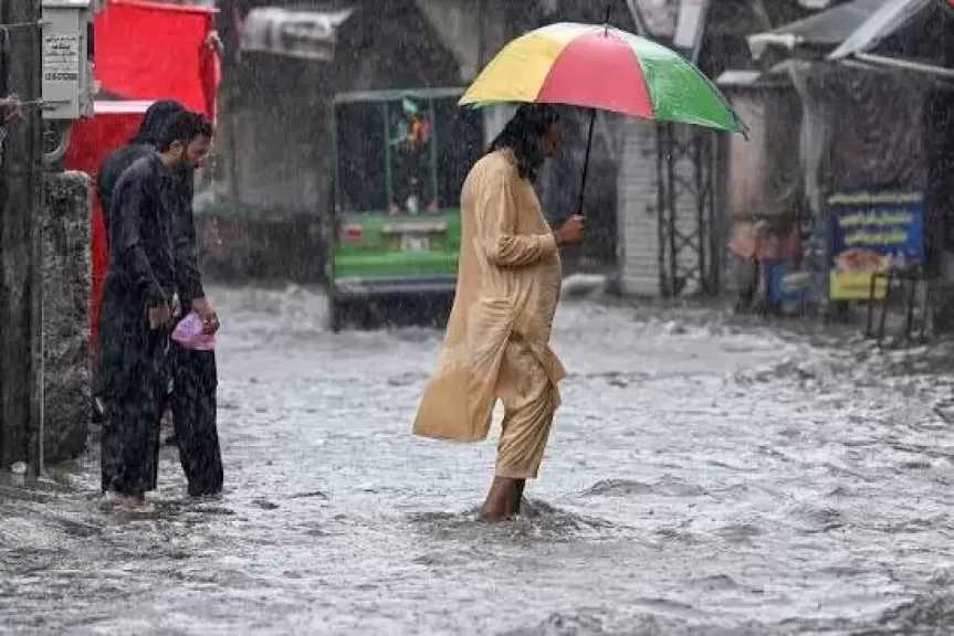 باكستان تحذر من إمكانية حدوث سيول جارفة وفيضانات بسبب الأمطار الغزيرة