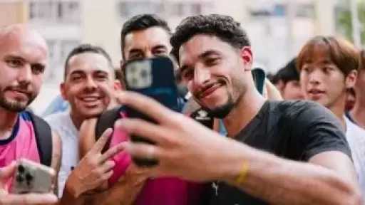 مرموش يخطف الأنظار في جولة مانشستر سيتي الآسيوية بصور تذكارية مع الجماهير