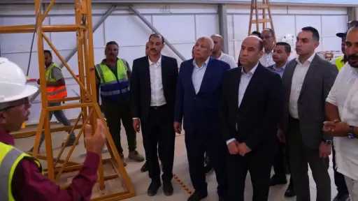 الوزير حسن رداد لـ العمال: هل تصلكم خدماتنا؟.. فيجيبون: ”الدولة لم تتركنا.. وتوجيهات الرئيس السيسي تمنحنا الأمان والدعم”