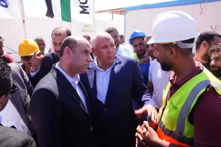 وزير العمل ومحافظ مطروح يختتمان جولتهما برأس الحكمة بلقاءات مع العمالة غير المنتظمة ويكرّمان خريجي التدريب المهني