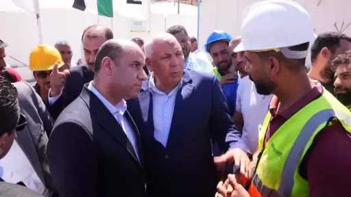 وزير العمل ومحافظ مطروح يختتمان جولتهما برأس الحكمة بلقاءات مع العمالة غير المنتظمة ويكرّمان خريجي التدريب المهني