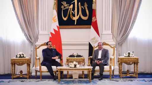 الرئيس السيسى يستقبل ملك البحرين بمطار العلمين الدولى.. صور