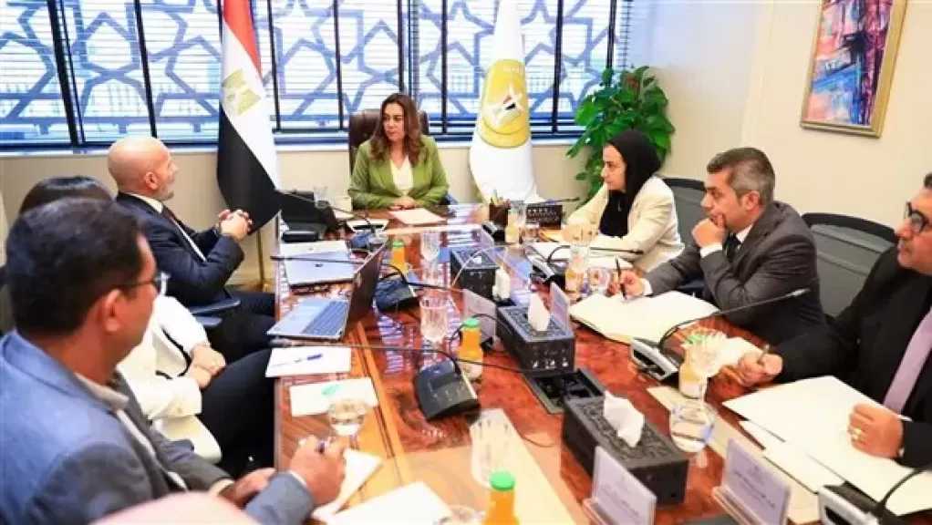 منال عوض تتابع تنفيذ مشروع زراعة أشجار المانجروف على سواحل البحر الأحمر