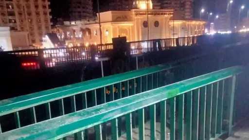 الطرق والنقل بالقاهرة تجري صيانة دورية للأسوار المعدنية بكوبري القبة