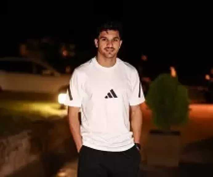 منصف بقرار يصل إلى معسكر الأهلي في إسبانيا استعدادًا للموسم الجديد