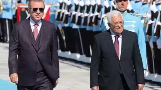 رئيس فلسطين يصل إلى تركيا في زيارة رسمية