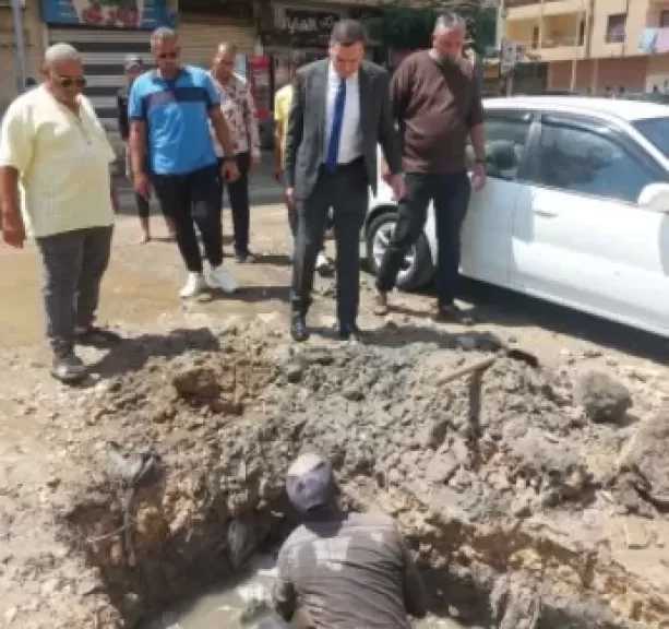 إصلاح كسر بخط مياه الشرب في ضواحي بورسعيد