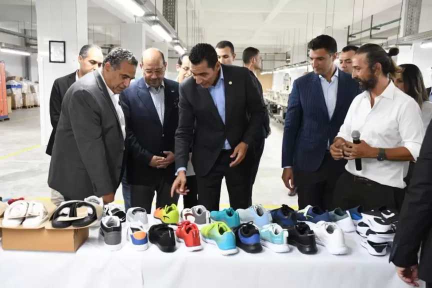 وزير الشباب والرياضة من مصنع ”مينترا”: توطين صناعة المستلزمات الرياضية أولوية والمنتج المصري قادر على المنافسة عالميًا
