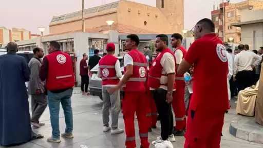 فرق الهلال الأحمر المصري تستقبل الدفعة الـ78 من الجرحى والمرضى الفلسطينيين بمعبر رفح