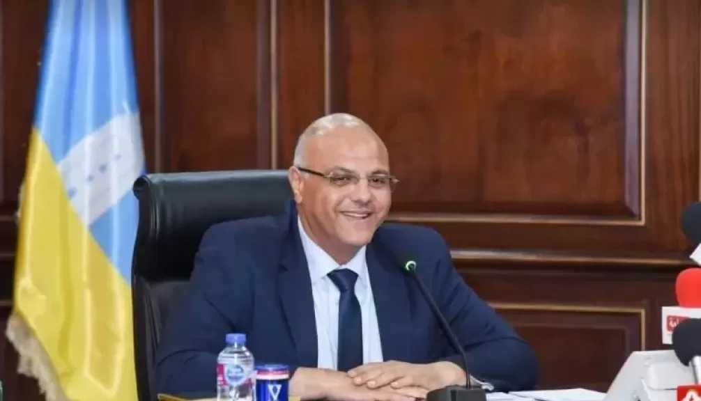محافظ الإسكندرية يبدأ إزالة المنشآت الحاجبة لرؤية الشاطئ بعد انتهاء عقودها: البحر حق للمواطن