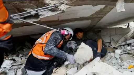 بالأيدي.. بدء انتشال جثامين 13 شهيدا من تحت أنقاض منزل مدمر بغزة