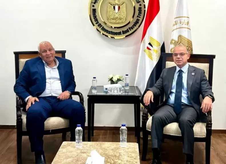 وزير الاستثمار يبحث الاستفادة من أنظمة الاستثمار المختلفة لدعم جهود التنمية بمطروح