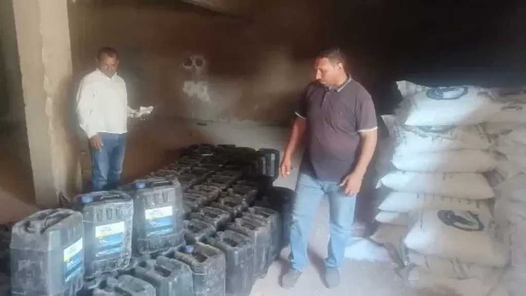 ضبط 5.3 طن من الأسمدة والزيوت مجهولة المصدر قبل تداولها بالمخالفة للقانون بمركز بلاط بالوادي الجديد