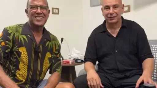 حسام حسن وأسرته يحضرون مسرحية الساحل الشرير.. والعرض يواصل رفع شعار كامل العدد