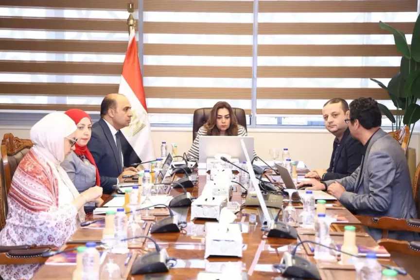 منال عوض تستعرض مستجدات المنظومة الإلكترونية لتراخيص المخلفات وسبل تطبيق نظام EPR